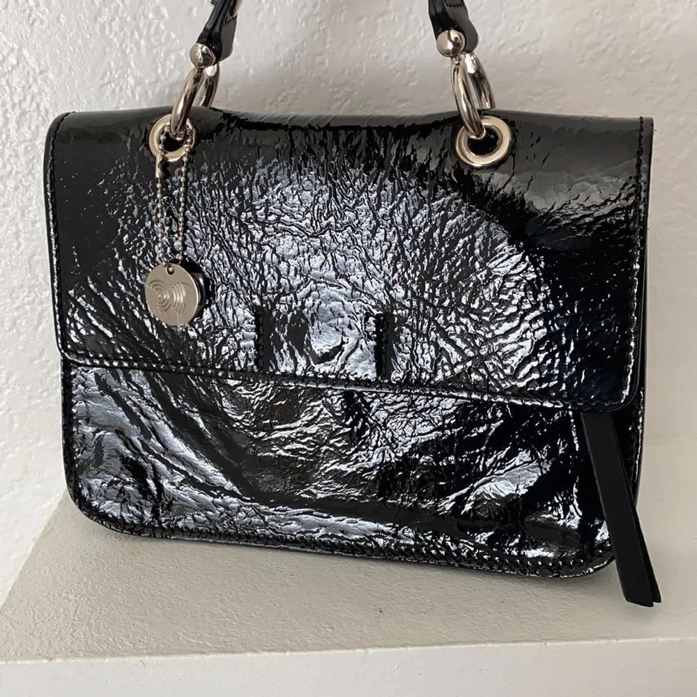 Laura DiMaggio black leather 90s Y2K patent hand bag